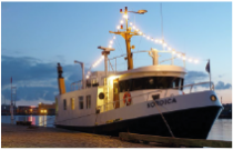 Die M/S Nordica beleuchtet im Hafen